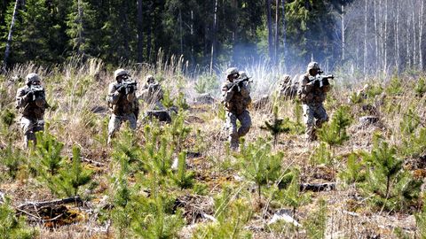 Militārajā bāzē pie Rīgas lidostas atklāta par 9,6 miljoniem eiro uzbūvēta šautuve