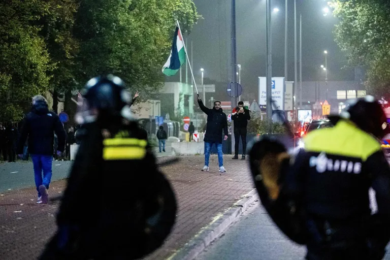 Palestiina lipuga meeleavaldaja 7. novembril Amsterdamis.