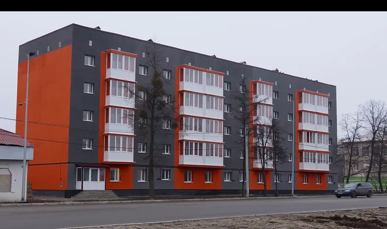 Восстановленный многоквартирный дом.