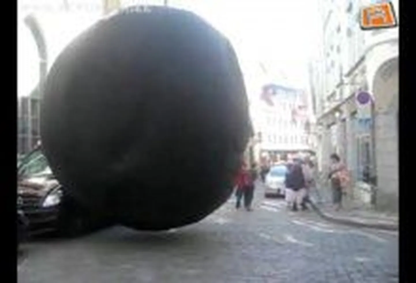 Vanalinnas jälitas inimesi hiiglaslik must pall