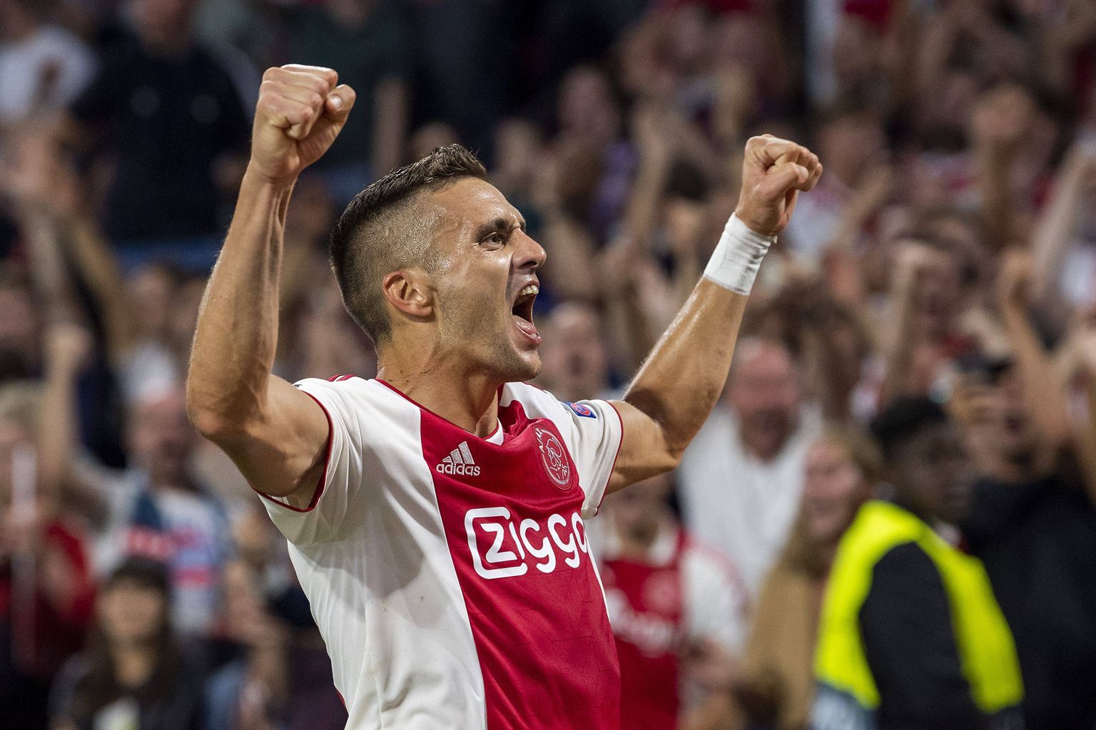 Amsterdami Ajaxi poolkaitsja Dušan Tadic rõõmustab Meistrite liigas Kiievi Dinamole löödud värava üle.