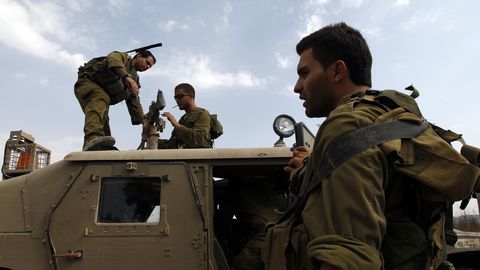 VIDEO ⟩ Iisraeli sõdurid sundisid läbipekstud palestiinlased kihutava maasturi kapotile