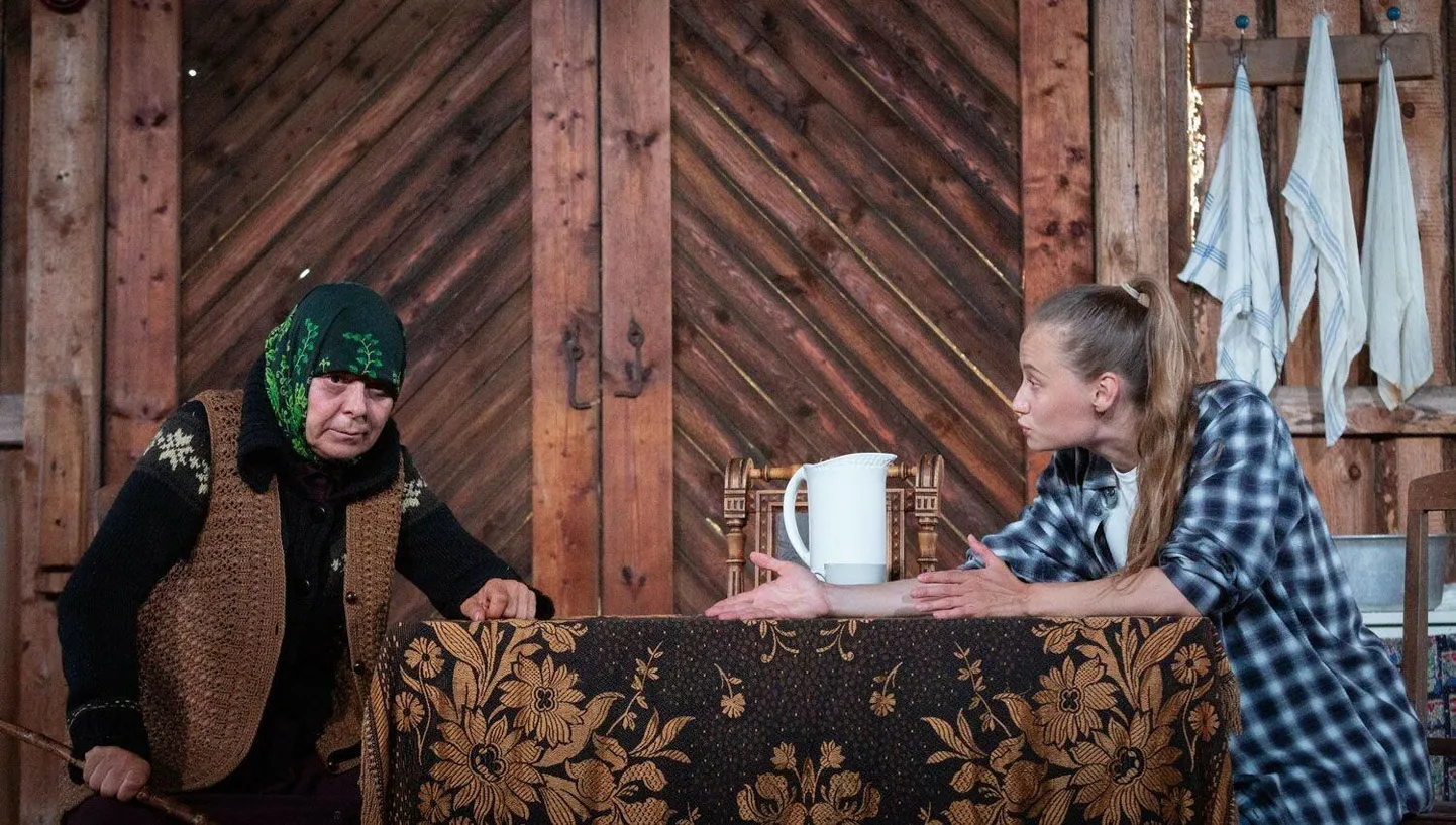Liide (Ülle Lichtfeldt) ei taha sugugi rääkida tudengineiu Lennale (Amanda Hermiine Künnapas) suguvõsa lugusid.