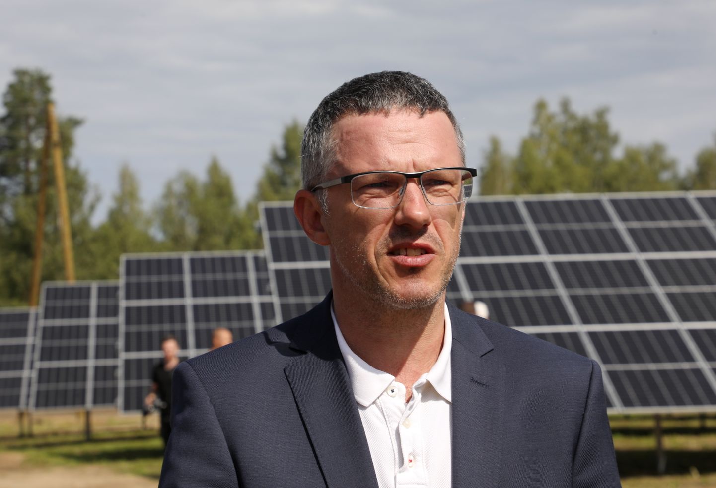 AS "Sadales tīkls" valdes priekšsēdētājs Sandis Jansons piedalās lielākās saules elektrostacijas Latvijā atklāšanas pasākumā Valmieras novada Brenguļos.