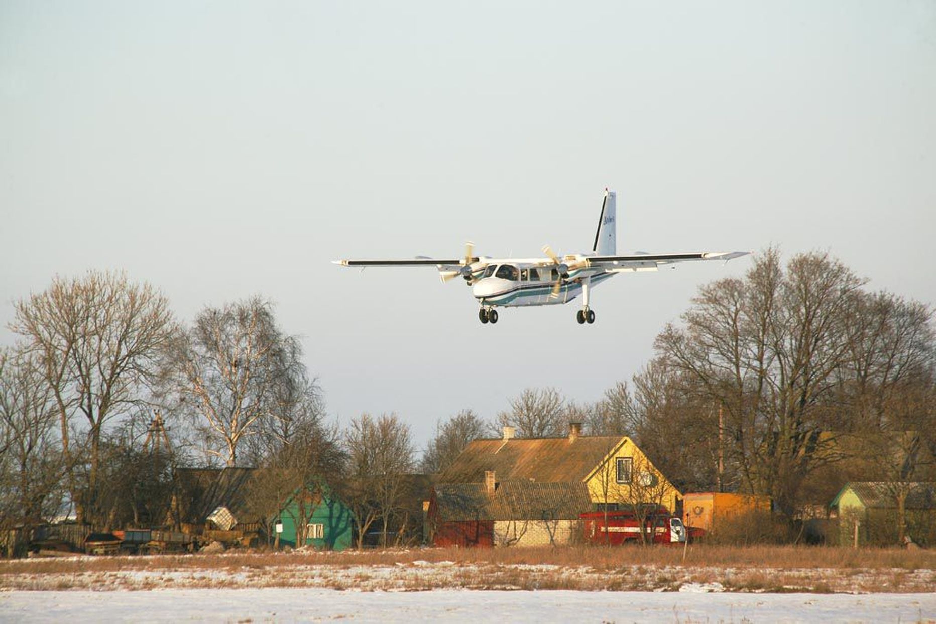 Kihnu lennuvälja rajale paigaldati 2007. aastal kärgkate, mis parandas lennuühenduse pidamist saarega, kuid ilmastiku muutmine ei allu inimvõimetele. Pildil maandub Kihnus kaheksakohaline AS Aviesi lennuk.