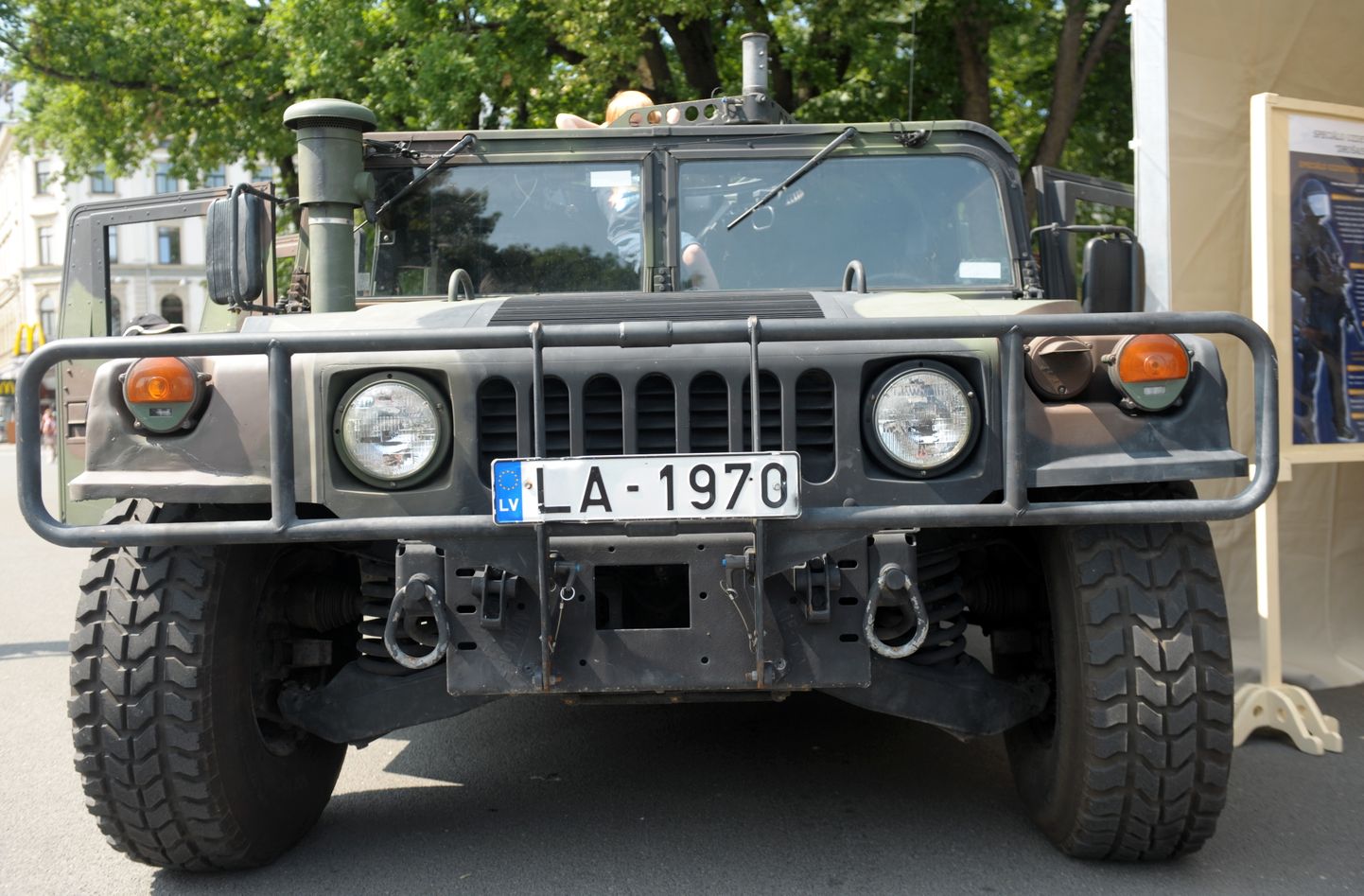 Armijas automašīna "Hummer HMMWV" Latvijas armijas 94.dzimšanas dienai veltītajā pasākumā laukumā pie Brīvības pieminekļa.
