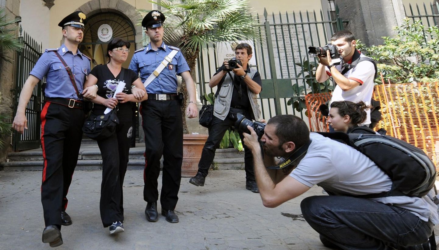 2009. aasta mais korraldati Napolis suur haarang, mille käigus vahistati 64 arvatavat maffia liiget, nende seas ka erakordselt suur hulk naisi, koguni kümme. Pildil politseinike vahel üks kinnipeetutest Anna Giaquinto. FOTO: Mario Laporta/Afp/Scanpix