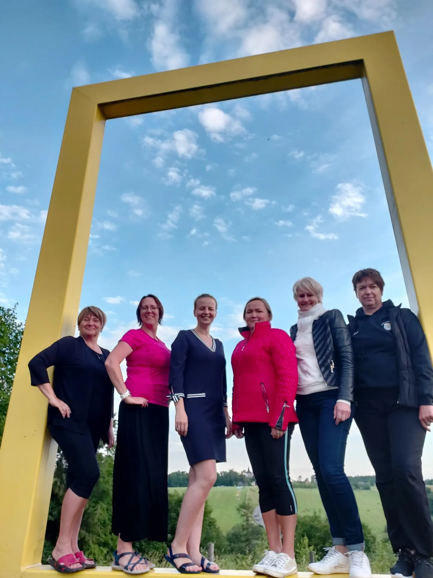 Keskustelul osalenud koolijuhid Anneli Eesmaa (vasakult), Kersti Kivisoo, Egle Rumberg, Jaanika Käst, Tiia Leppik ja Külli Lumi Urvastes