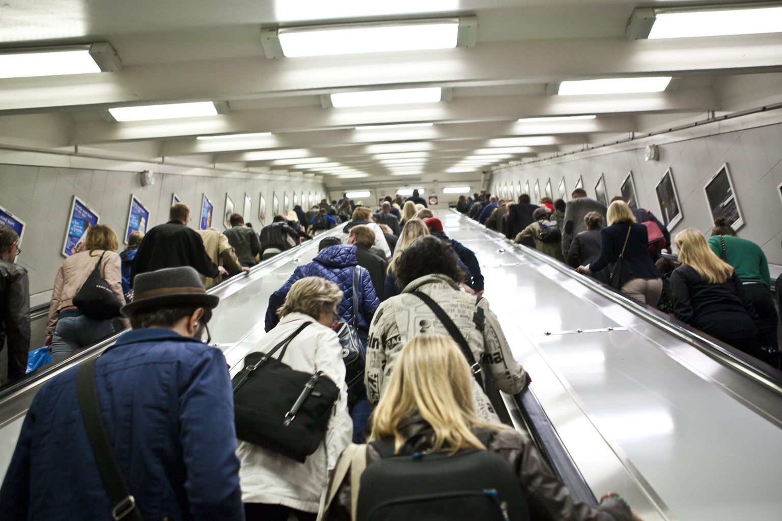 Stockholmlased suundumas metroo peale.