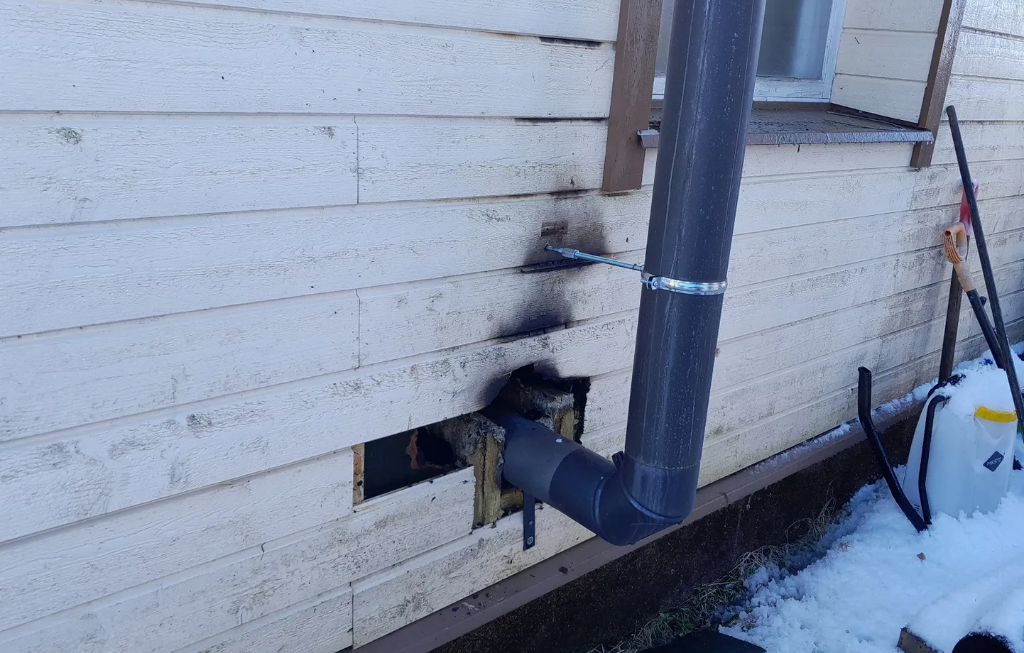 Põleng sai alguse läbi seina viidud korstnast.