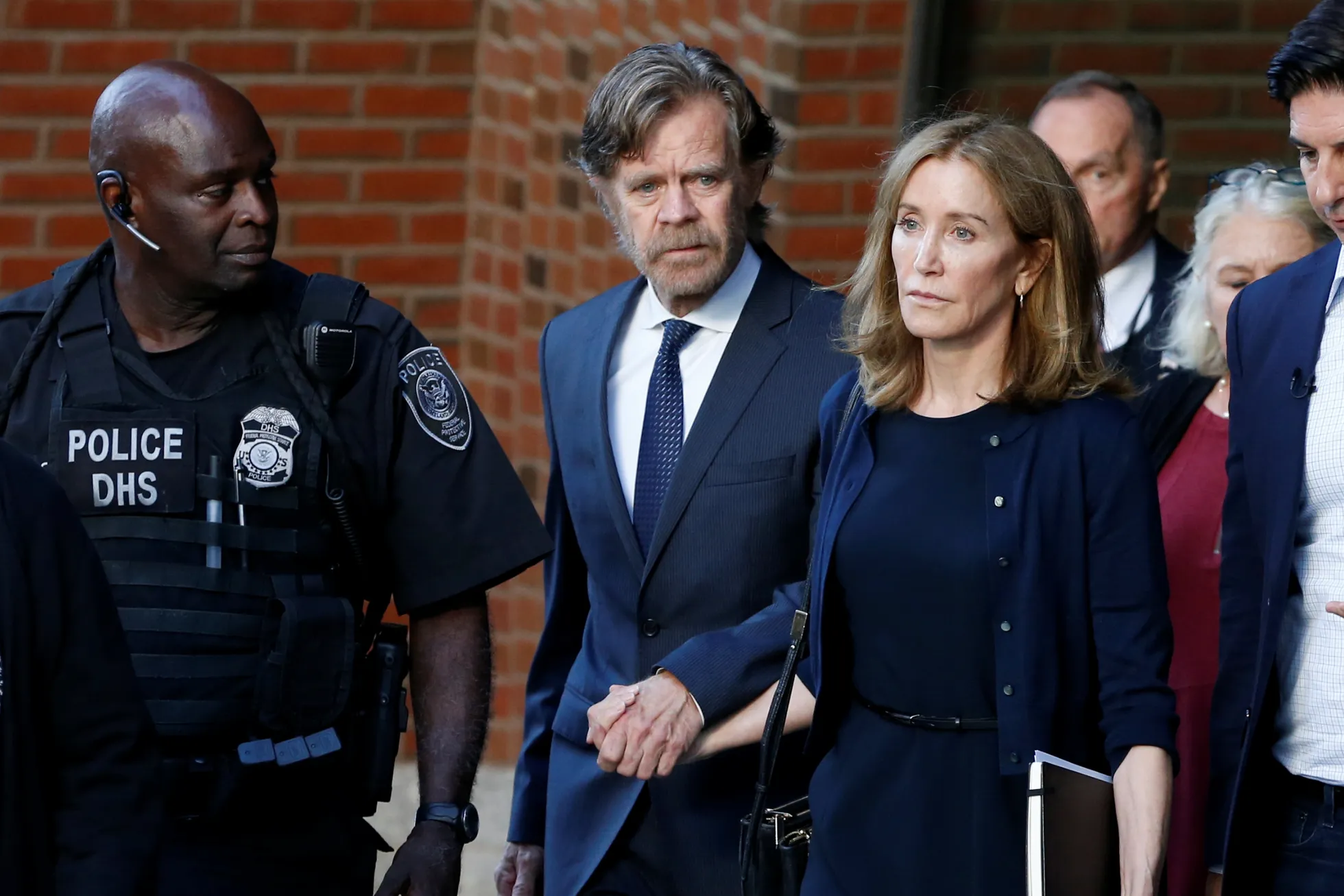Näitleja Felicity Huffman koos abikaasa William H. Macyga pärast süüdimõistmist 13. septembril.