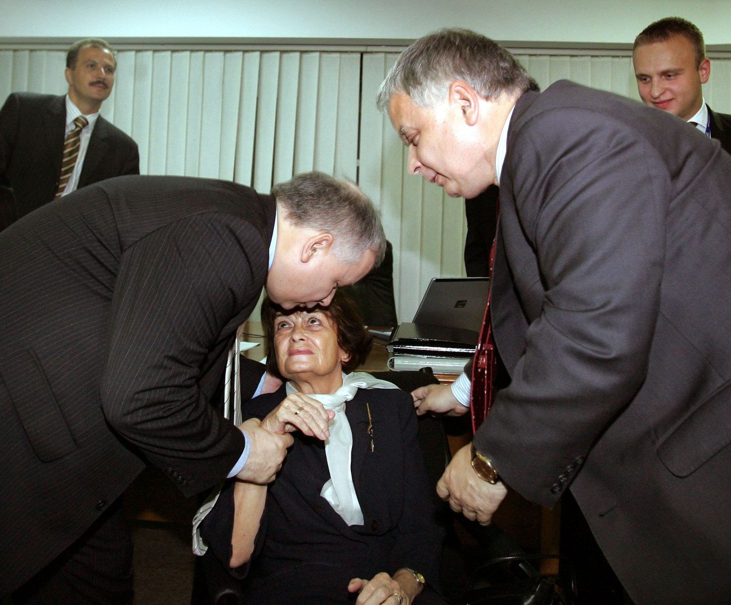 Jaroslaw (vasakul) ja Lech Kaczyński oma ema Jadwiga Kaczyńska juures. Foto pärineb aastast 2005.