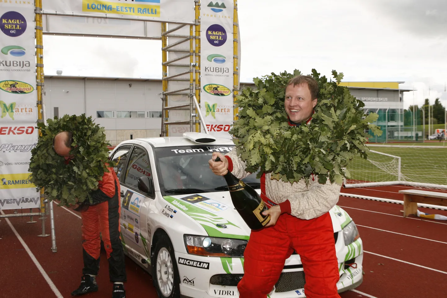 Raul Jeets (paremal) ja kaardilugeja Andrus Toom Lõuna-Eesti ralli finišis.