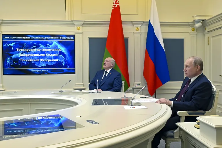 Президент РФ Путин и Александр Лукашенко в режиме видеоконференции наблюдают за учениями стратегических ядерных сил РФ с пусками баллистических ракет. 19 февраля 2022 года.
