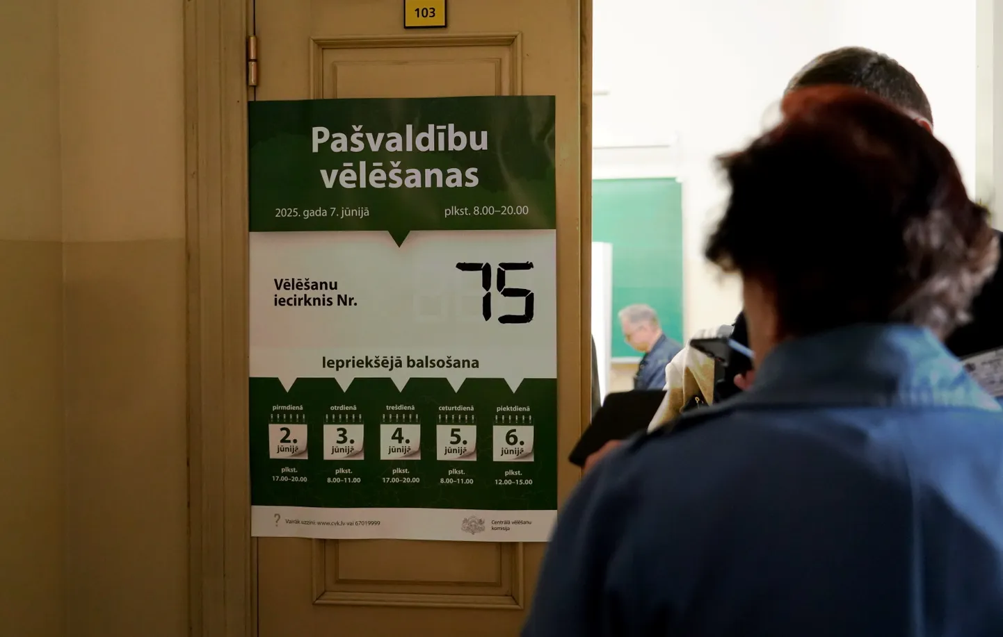 Pašvaldību vēlēšanu iepriekšējā balsošana 75. vēlēšanu iecirknī Rīgas Valsts 1. ģimnāzijā.