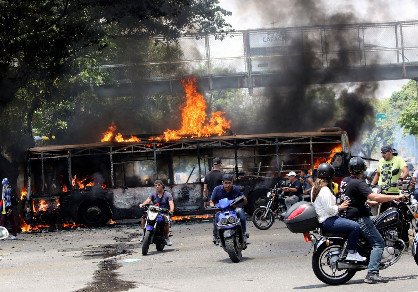 Caracases valitsusvastaste meeleavalduste käigus süüdatud buss.