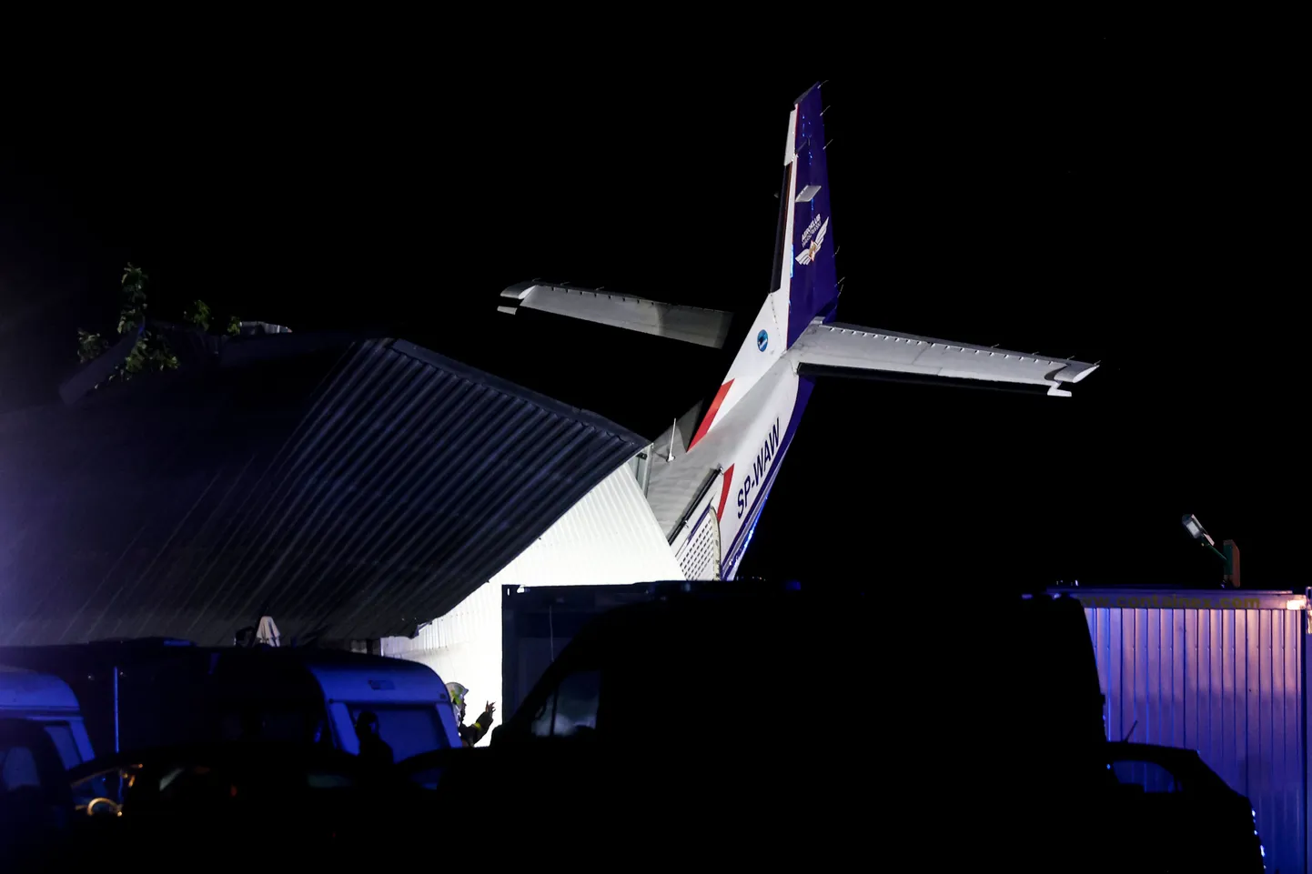 Väikelennuk Cessna 208 angaaris pärast lennuõnnetust Poolas Chrcynno lennujaamas.