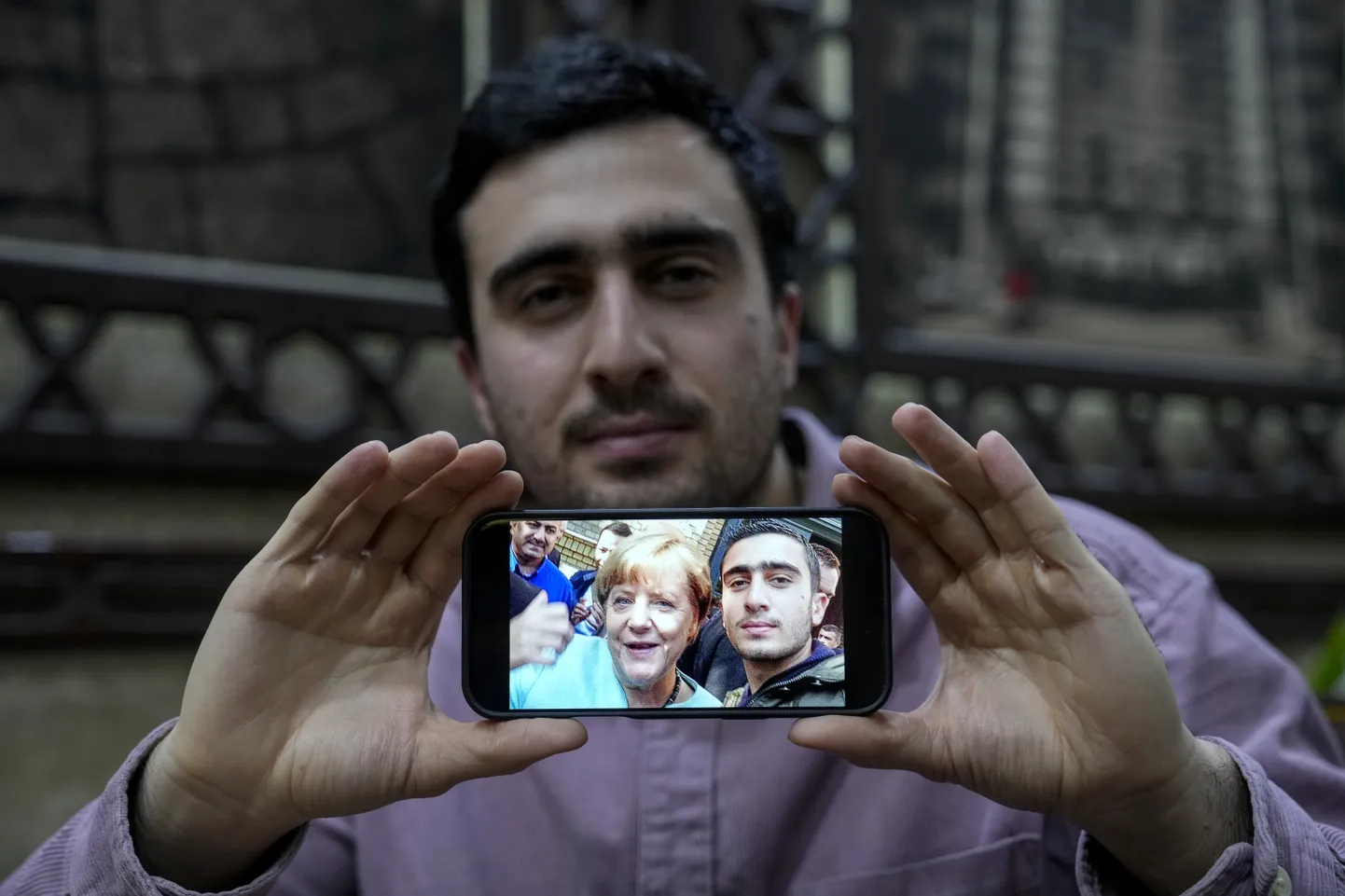 Saksamaal elav Anas Modamani (27) kuulsa fotoga, mille peal ta on pärast Süüriast Berliini põgenemist koos toonase Saksa kantsleri Angela Merkeliga.