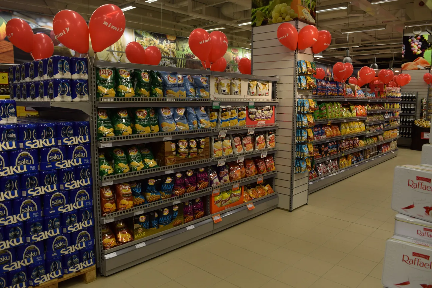 Nende riiulite taha on osaliselt peidetud alkoholiosakond.
