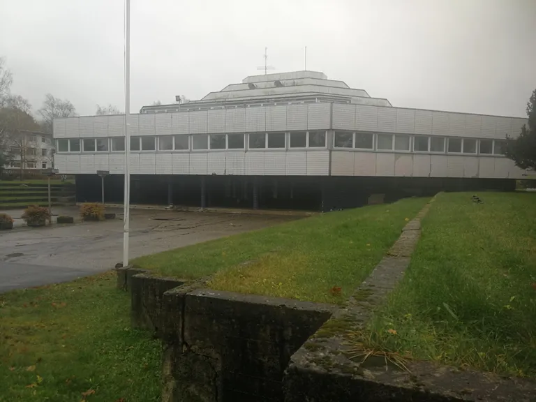 Okta Centrum on Rapla üks omapärasema arhitektuuriga hooneid. ­Rahvasuus ufo ja Pentagoni nime kandev ­massiivne ehitis, mis ehitati KEKi peahooneks.