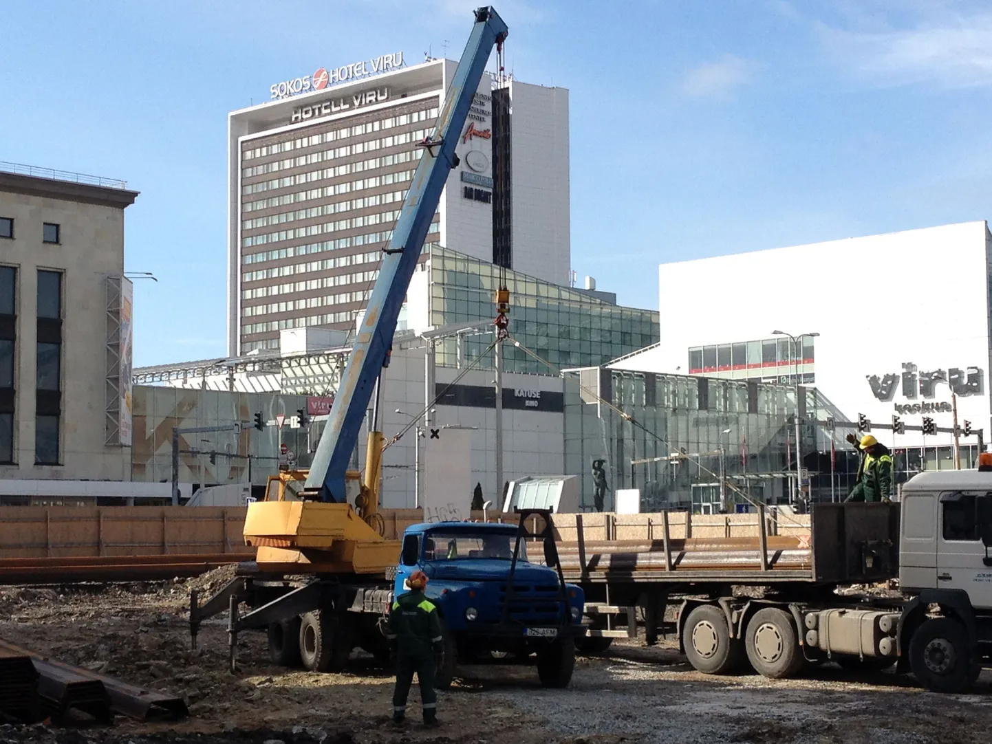 Paari nädala eest viidi Eesti Kunstiakadeemia krundilt ära sulundseina rajamiseks kohale toodud metalldetailid.