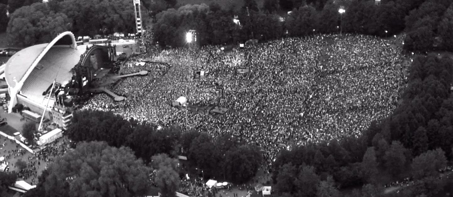 Таллиннское певческое поле во время концерта Робби Уильямса.