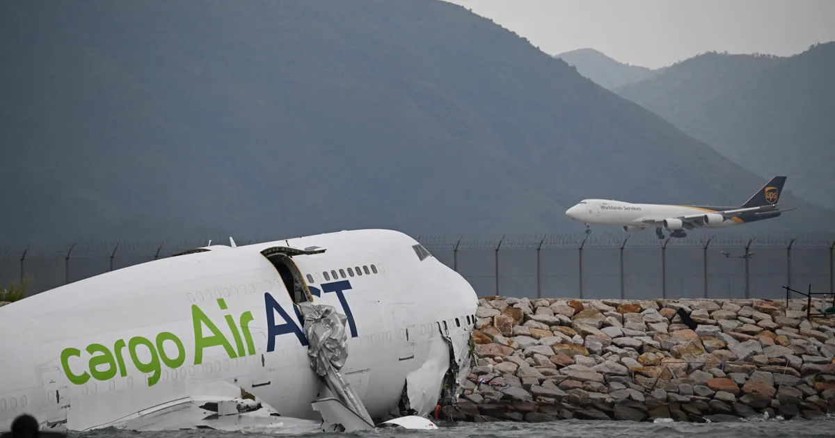 VIDEO ⟩ Hongkongi lennuväljal põrkas lennuk sõidukiga kokku ja libises merre