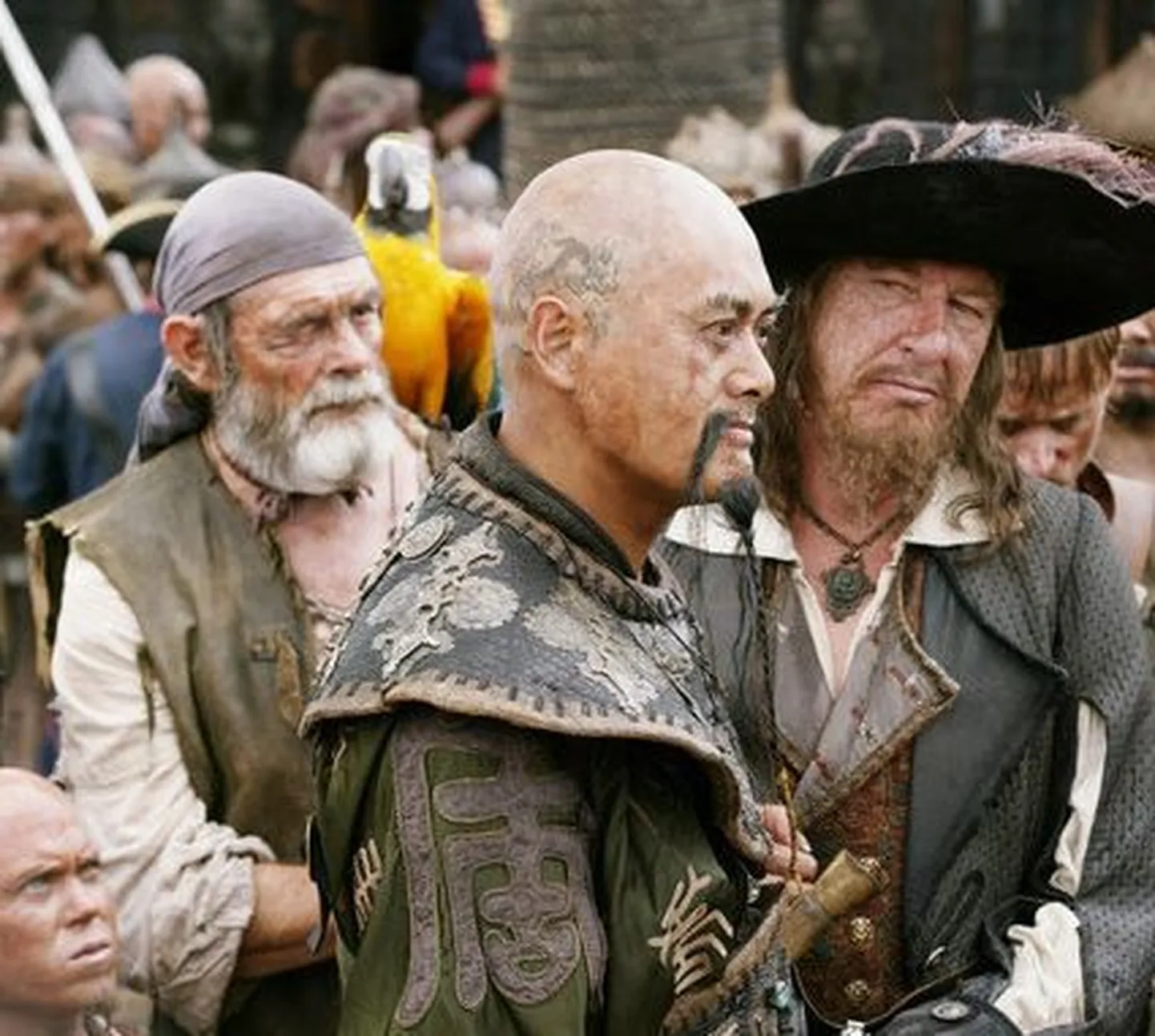 Foto filmist «Kariibi mere piraadid: Maailma lõpus». Fotol vasakul David Bailie kehastatud piraat Cotton koos papagoiga ning Yun-Fat Chow kapten Sao Fengina ja Geoffrey Rush Barbossana