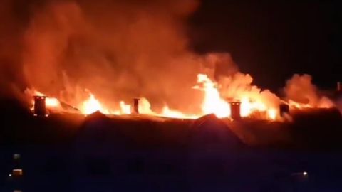 VIDEO ⟩ Viljandlane kortermajas toimunud põlengust: neljakordse hoone leegid ulatusid viiekordsest üle