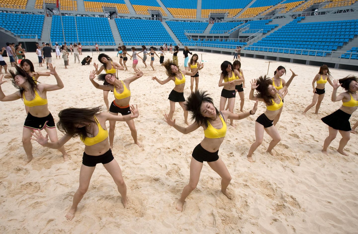 Hiina tantsutüdrukud harjutamas