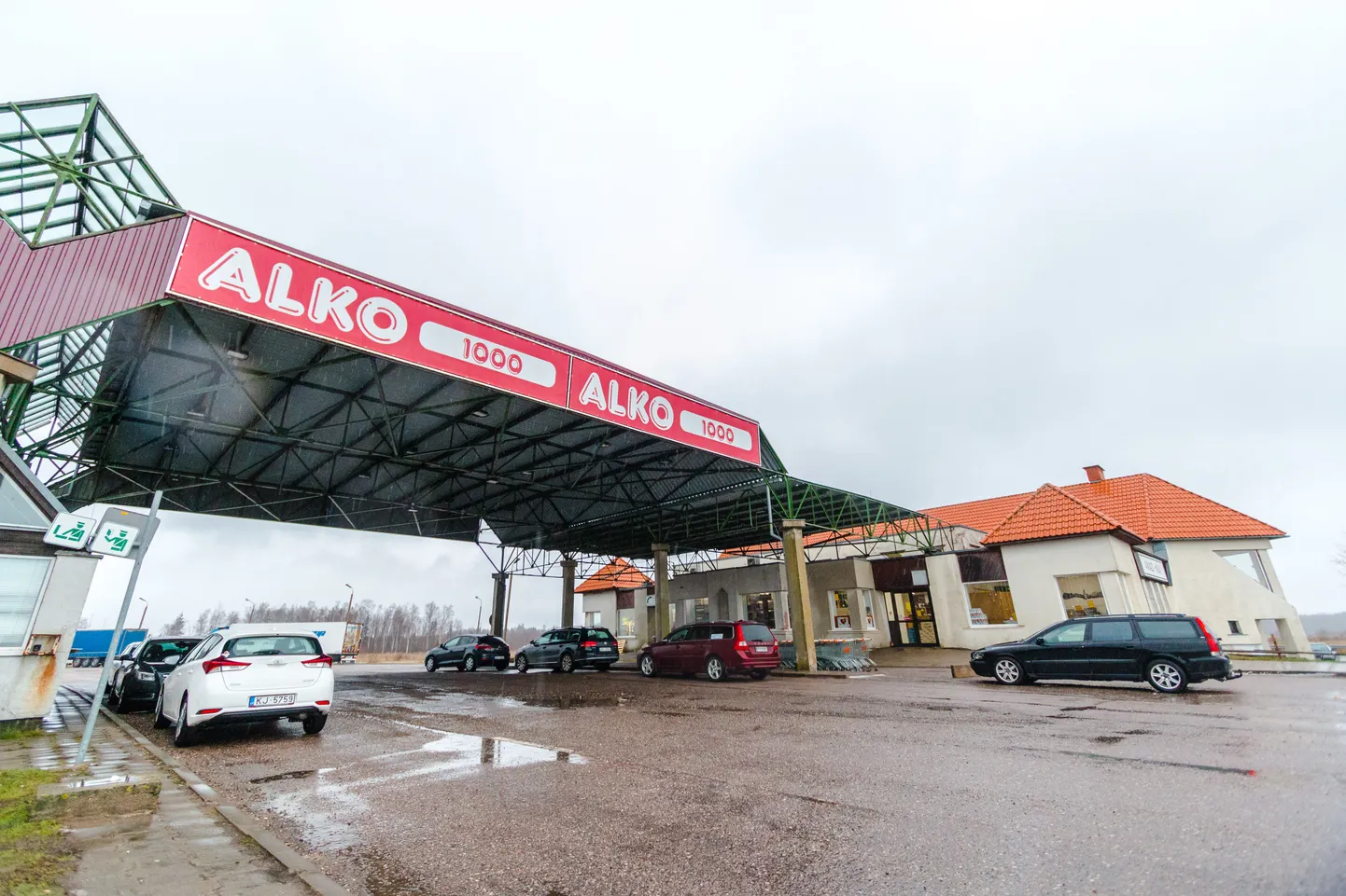 Üks möödunud aasta põletavaid teemasid oli aina kiirenev alkoralli Lätist. Pildil Alko1000 pood Lätis.