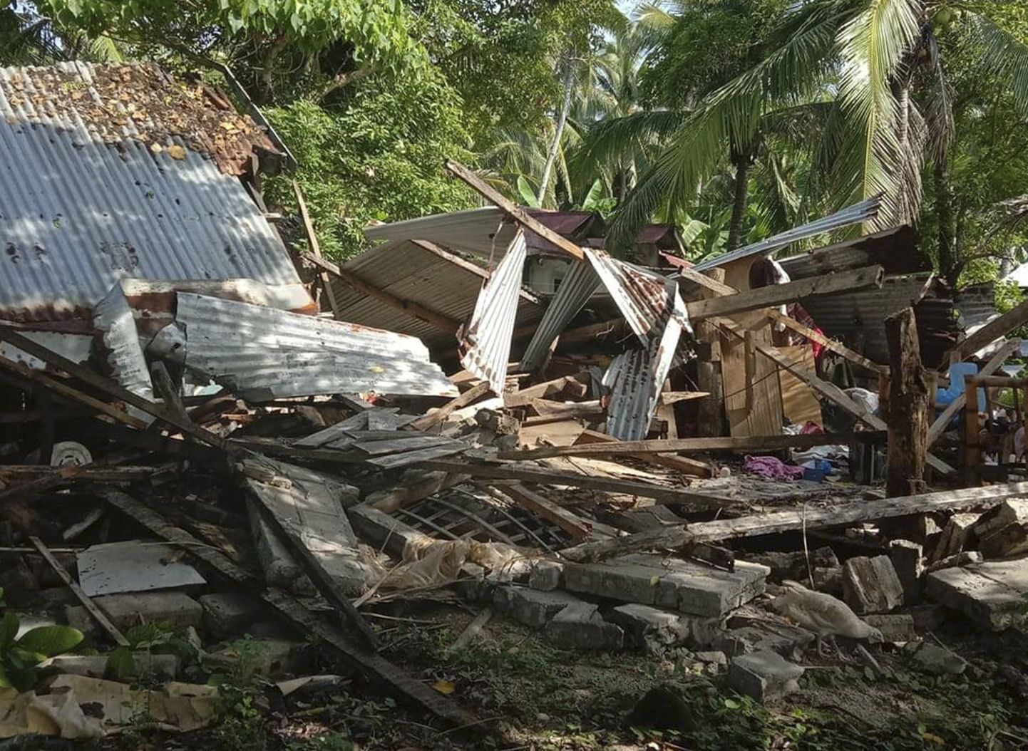 Maavärina tekitatud purustused Filipiinidel Catainganis.