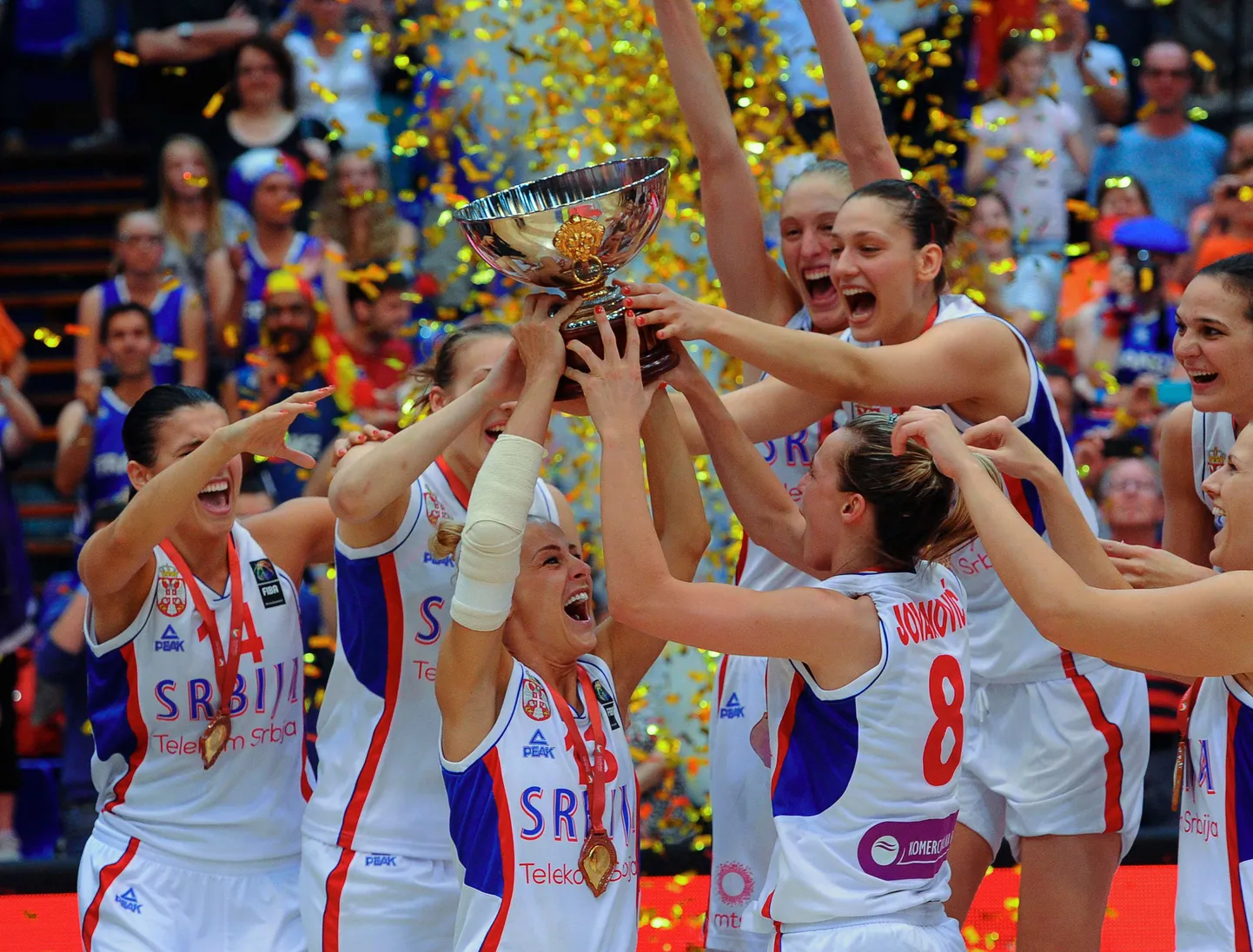 Serbia kapten Milica Dabovic tõstab võidukarika pea kohale.