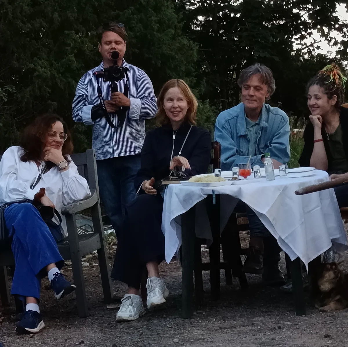 Публика веселится. В центре кадра - эстонская актриса Мария Авдюшко, которая спасла от сожжения одну из книг.