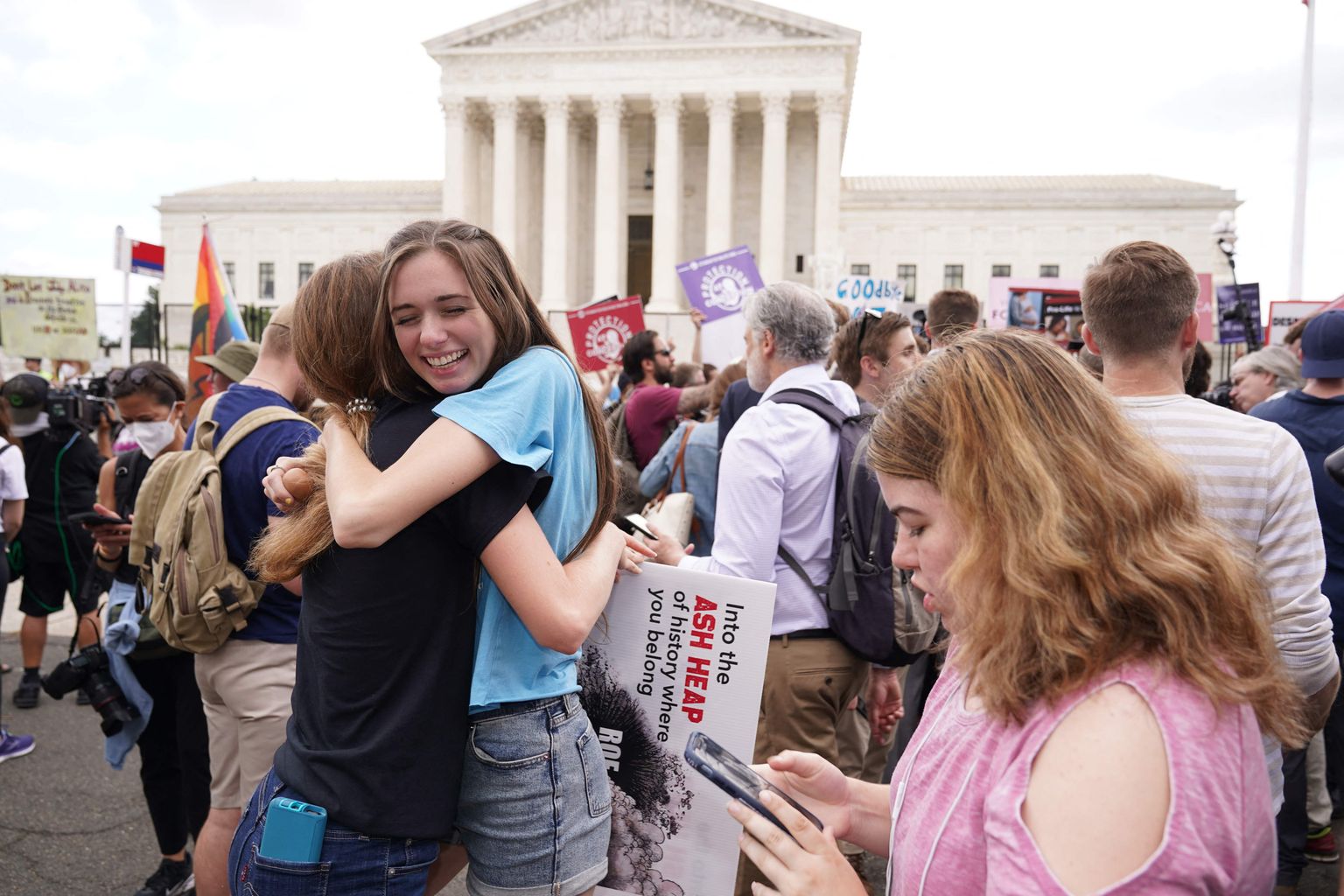 Loote õiguste kaitsjad kallistavad Washingtonis ülemkohtu hoone ees 24. juunil, kui kohus tühistas abordi tegemise konstitutsiooniliseks põhiõiguseks seadustanud otsuse, mis oli jõus alates 1973. aastast.