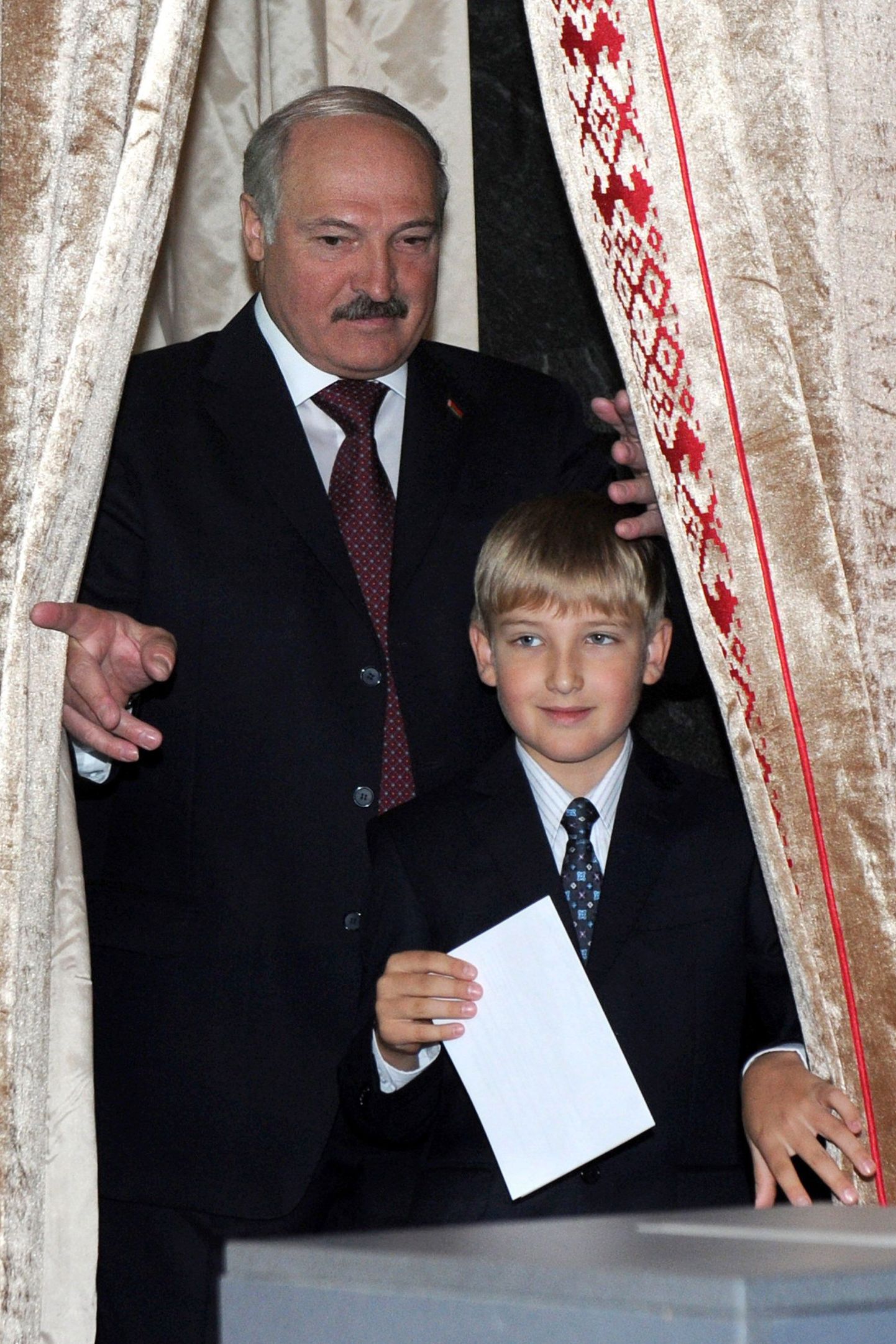 Valgevene president Aleksandr Lukašenka koos noorima poja Nikolaiga septembris 2012.
