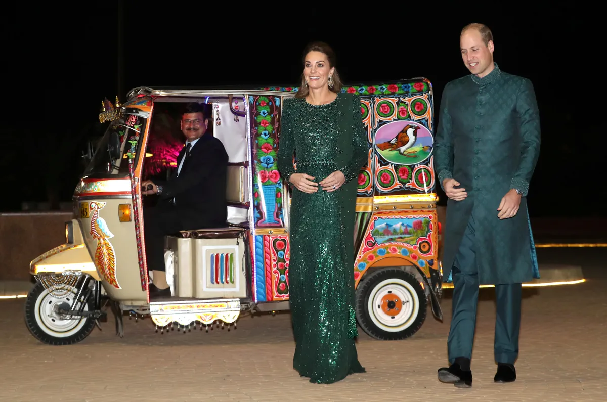 Kembridžas hercogi ar tuktuku ierodas uz Lielbritānijas augstā komisāra Pakistānā Tomasa Drū rīkoto pieņemšanu Pakistānā, 2019. gada 15. oktobrī.