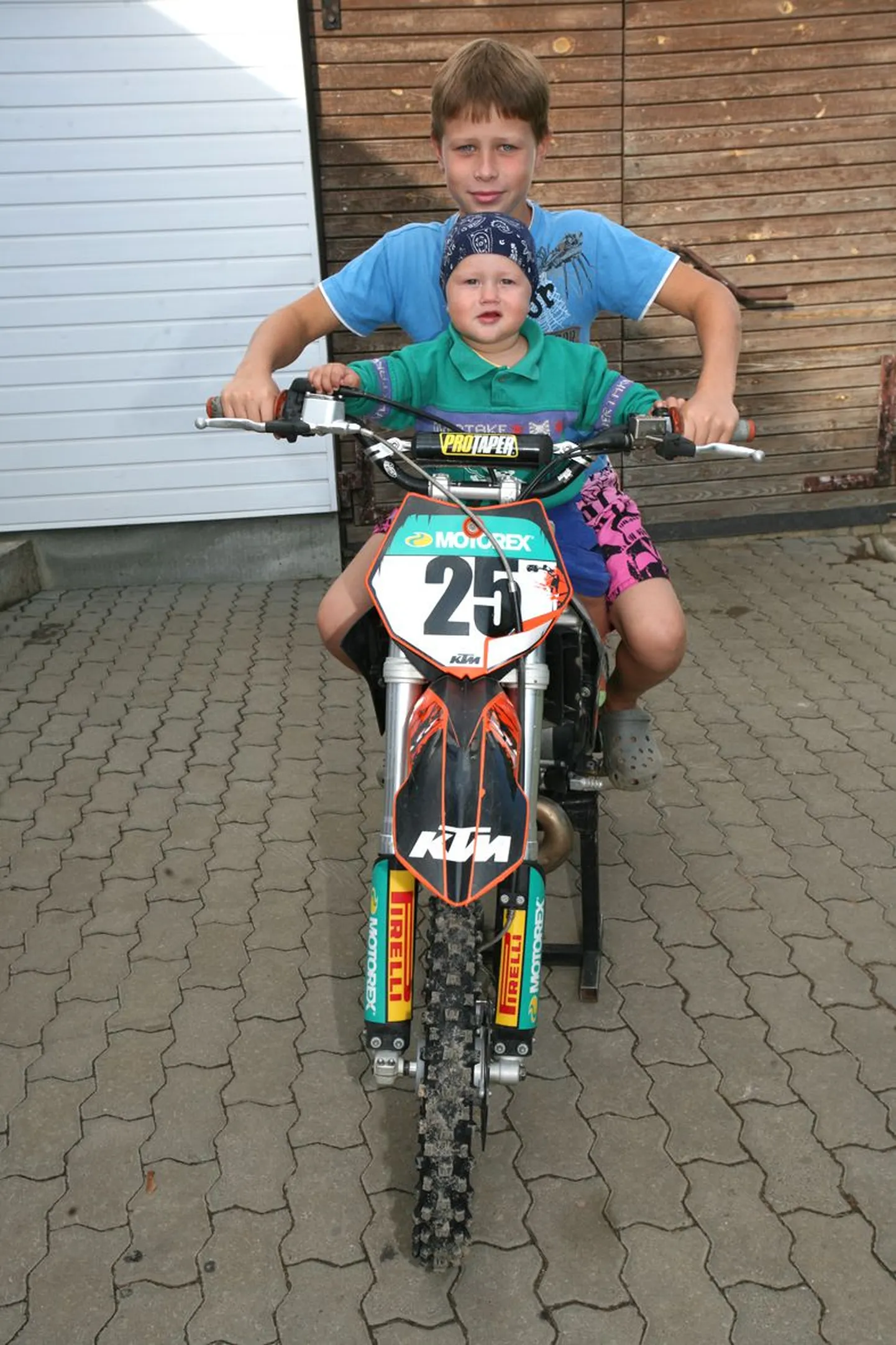 Eelmise aasta Eesti meister ja sel aastal Eesti karikavõistlused motokrossis võitnud üheksa-aastane Kristo Tarasov on seda meelt, et oma võistlusratast ta teistele sõita ei anna. Kui, siis ainult väikevend Kasparile, kui ta suuremaks kasvab.
