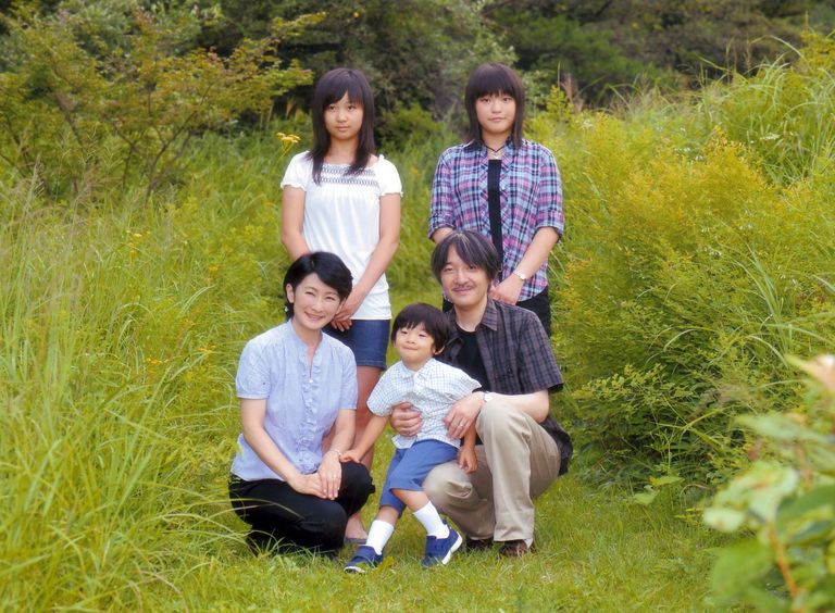 Jaapani prints Akishino ja printsess Kiko koos lastega, taga printsessid Kako ja Mako ning ees prints Hisahito