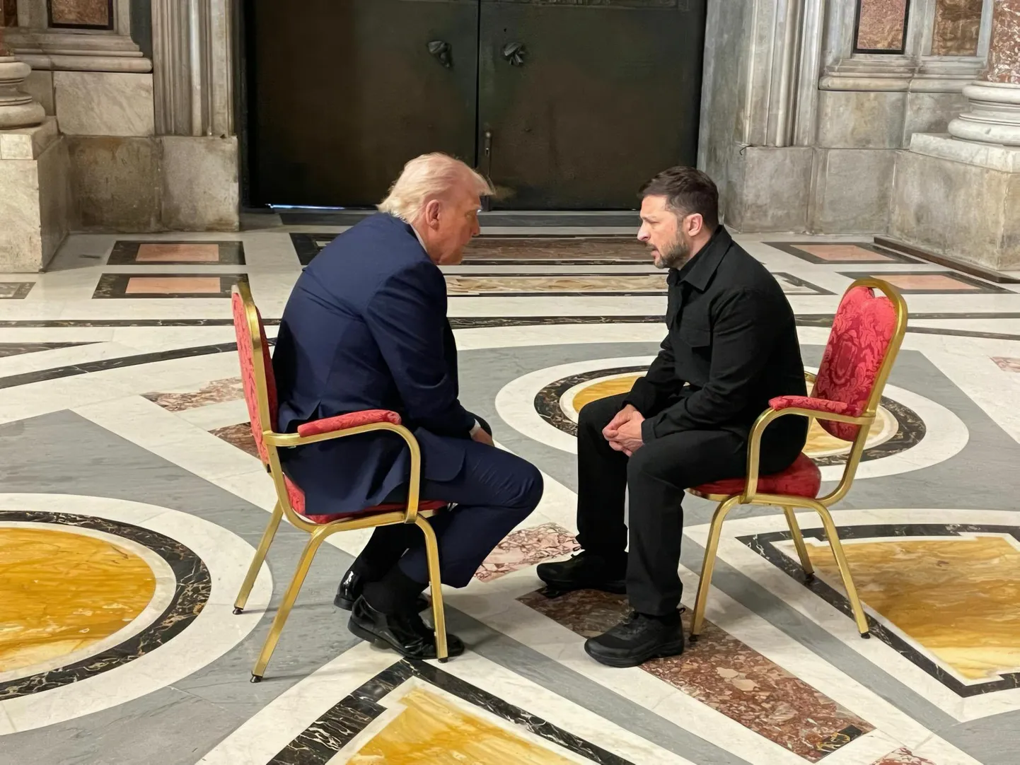 Ukraina president Volodõmõr Zelenskõi ja USA president Donald Trump Vatikanis 26. aprillil.