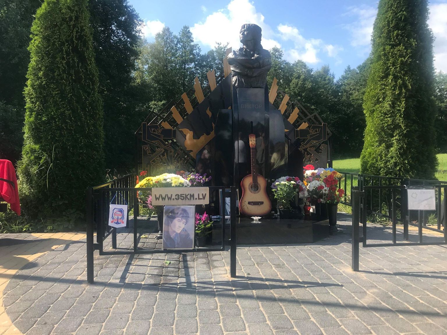 Памятник на месте гибели Виктора Цоя