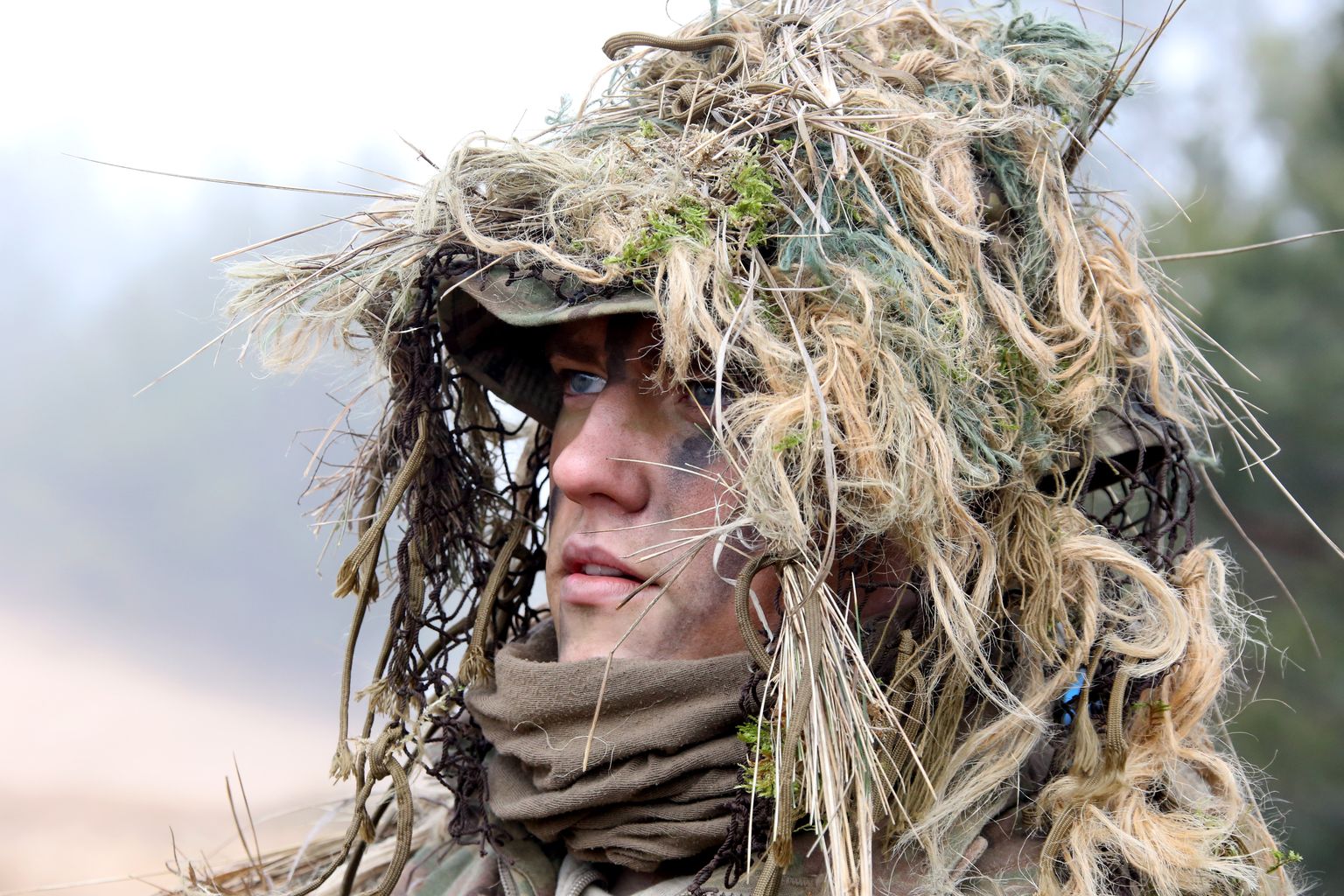 Солдат в камуфляже на Адажской военной базе