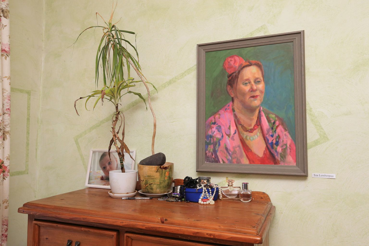 Voronja galerii seni viimane korternäitus oli Supilinnas Gea Kangilaski kodus. Teiste teoste hulgas oli välja pandud Merca portree, mille autor on Tea Lemberpuu.