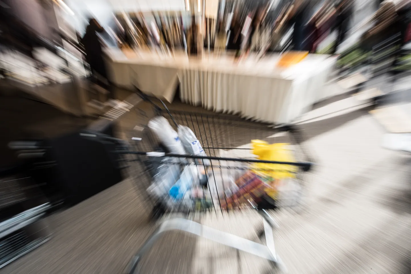 Ostukäru plasttoodetega.