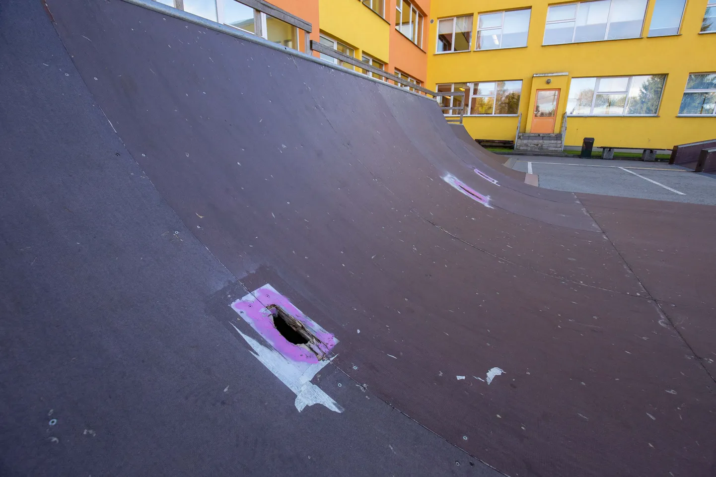 Paide avatud noortekeskuse skatepargi trampliinides on suured augud.