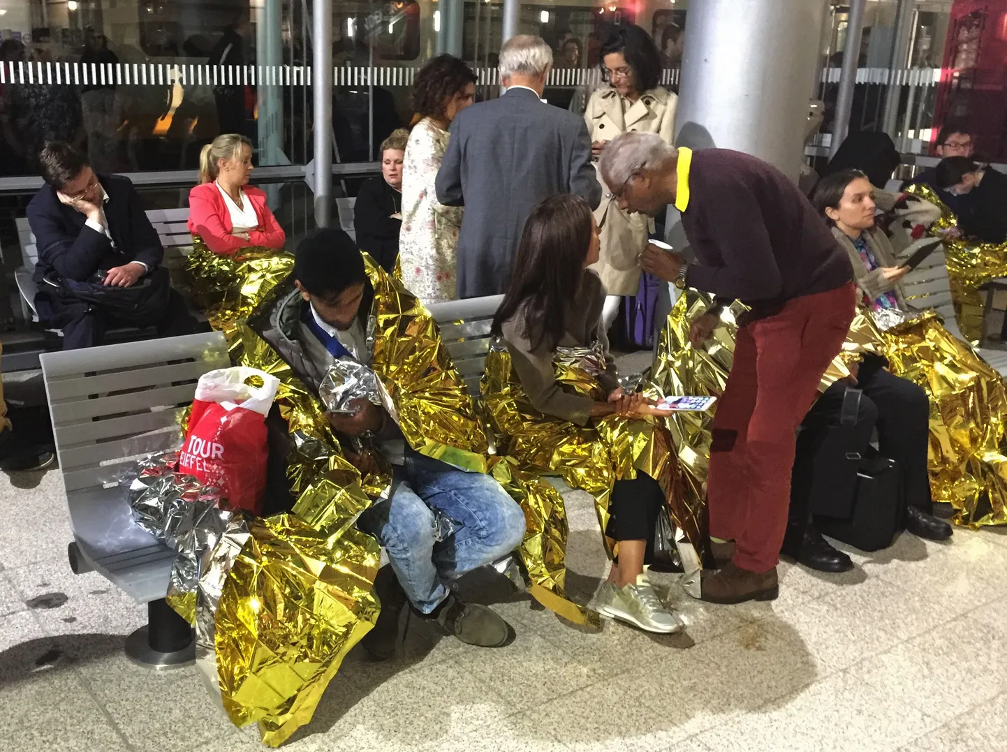 Calais´ jaamas rongi ootavad reisijad.