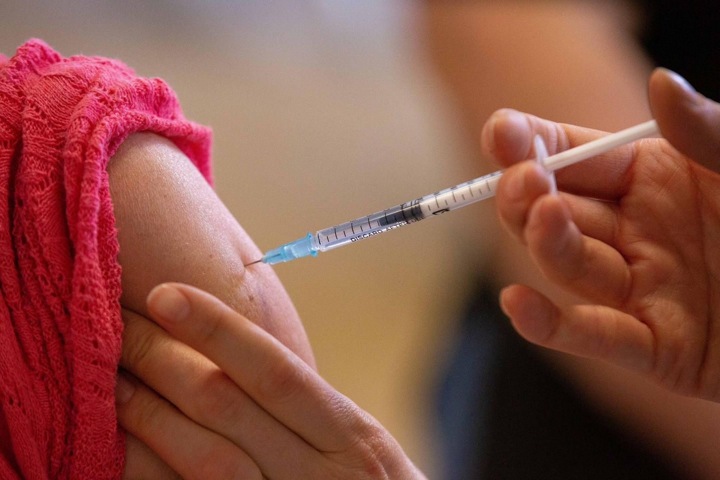 Viiruse leviku tõkestamisele aitab kaasa massiline vaktsineerimine.