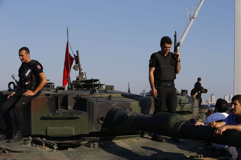 Türgi politseinikud sõjaväelaste poolt hüljatud tankil. Foto: Scanpix