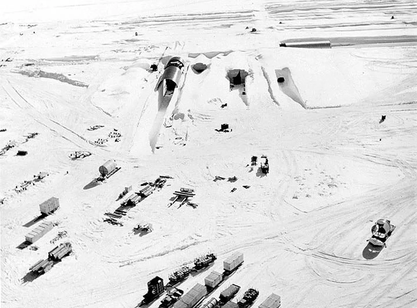 Aastani 1967 töökorras olnud jäises sõjaväebaasis katsetati erinevate ballistiliste rakettide mandrijää vahelt tulistamise võimalusi ja jälgiti ka Nõukogude armee tegevust Põhja-Jäämerel.