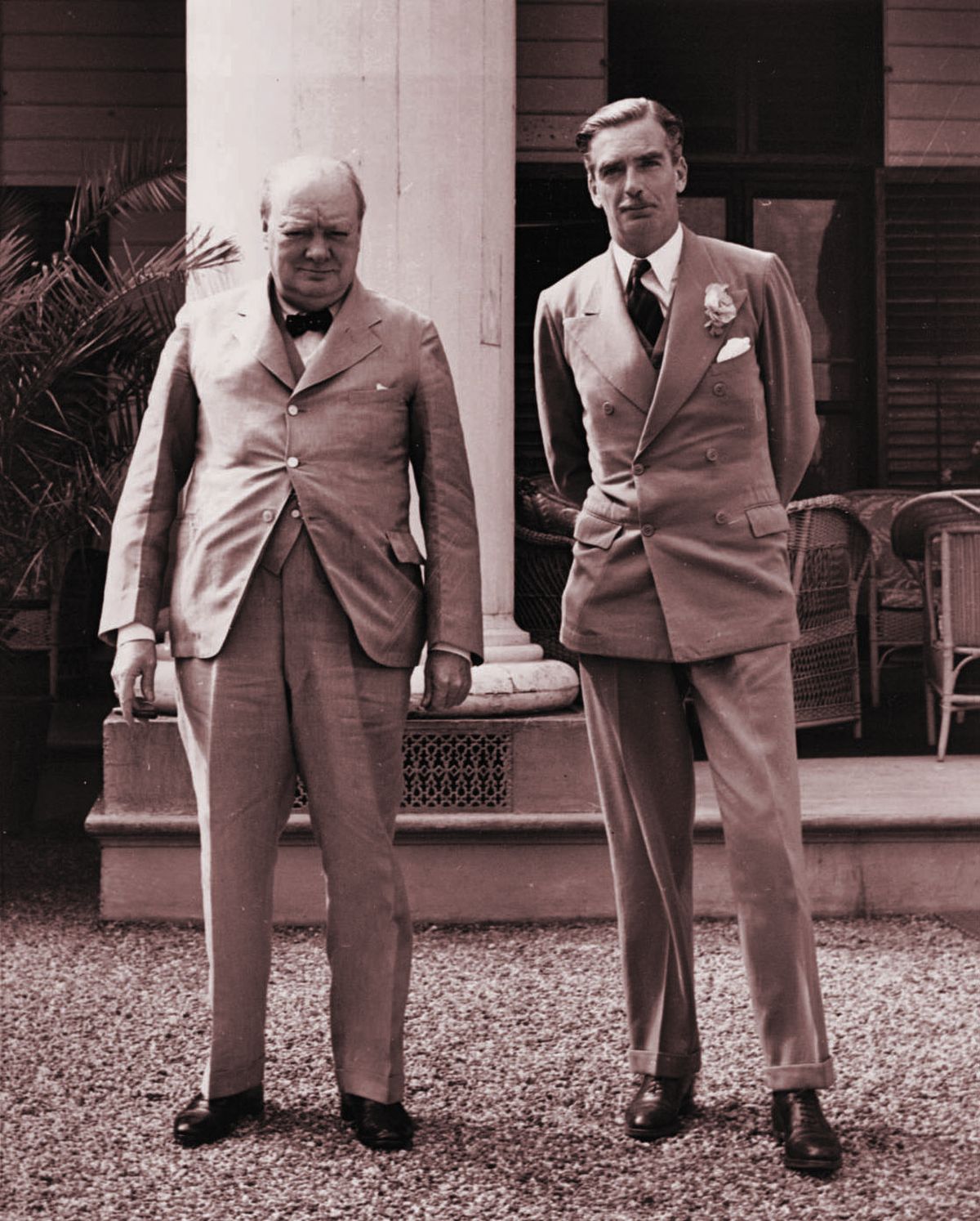 Anthony Eden (paremal) oli Briti konservatiivse partei tõusev täht, keda peeti Churchilli poliitiliseks mantlipärijaks. Eden ei mallanud peaministri toolile tõusmisega oodata ja oleks juhtohjad heameelega enda kätte võtnud. Tegelikult pidi ta ootama 1955. aastani.